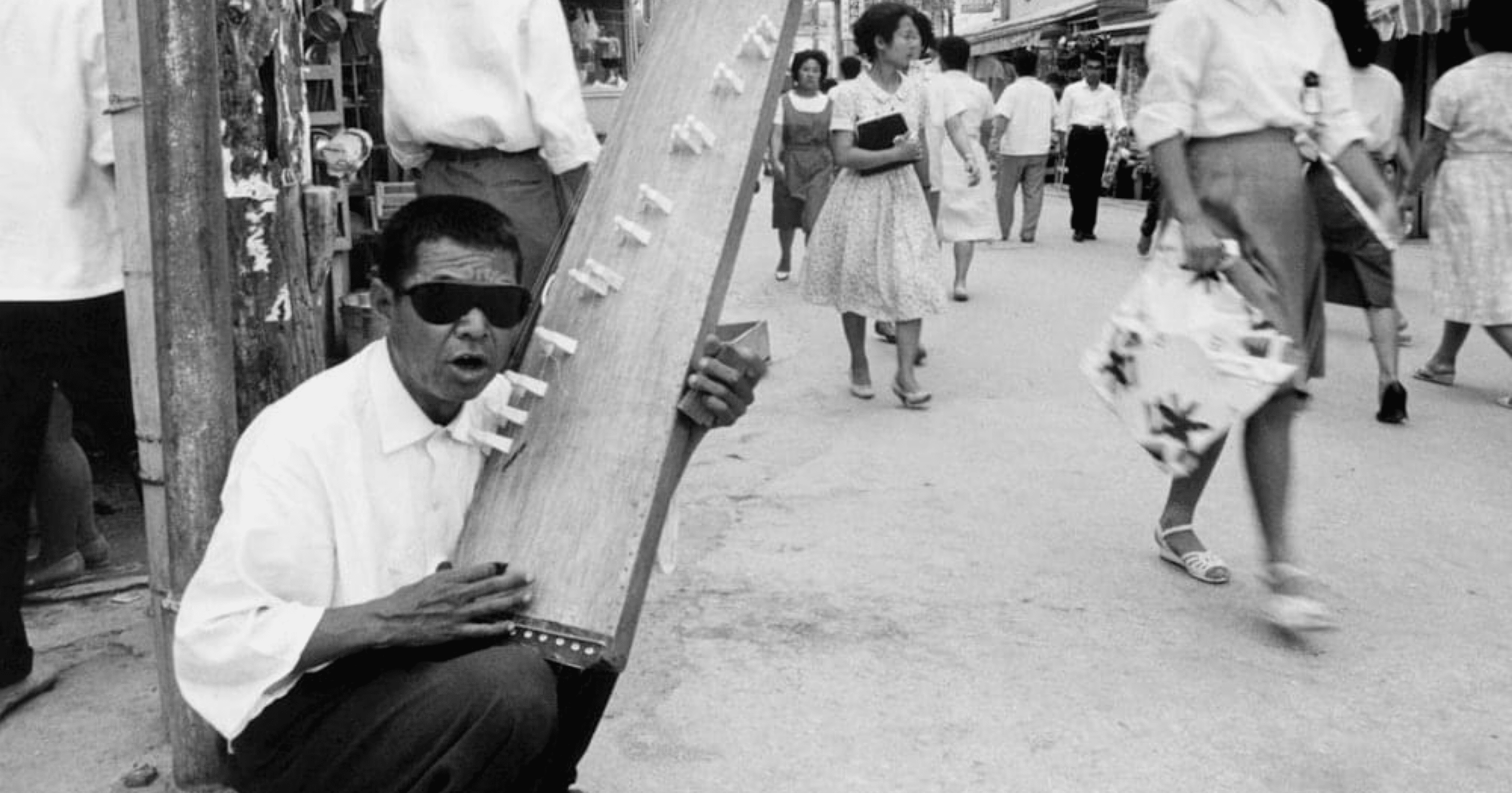 奄美の盲目の唄者、里国隆｜木曜日はあそびの日