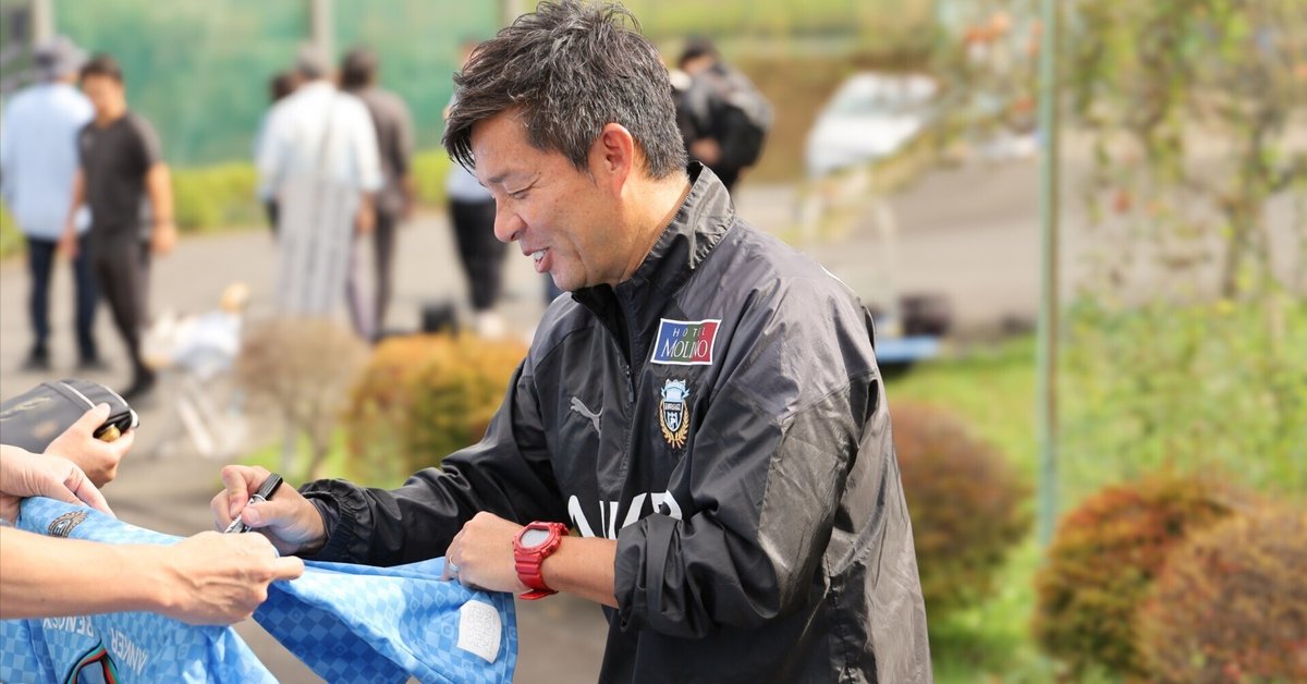 川崎フロンターレユニフォーム 鬼木監督感謝 川崎フロンターレ公式X（@frontale_staff）から。MFチャナティップとの