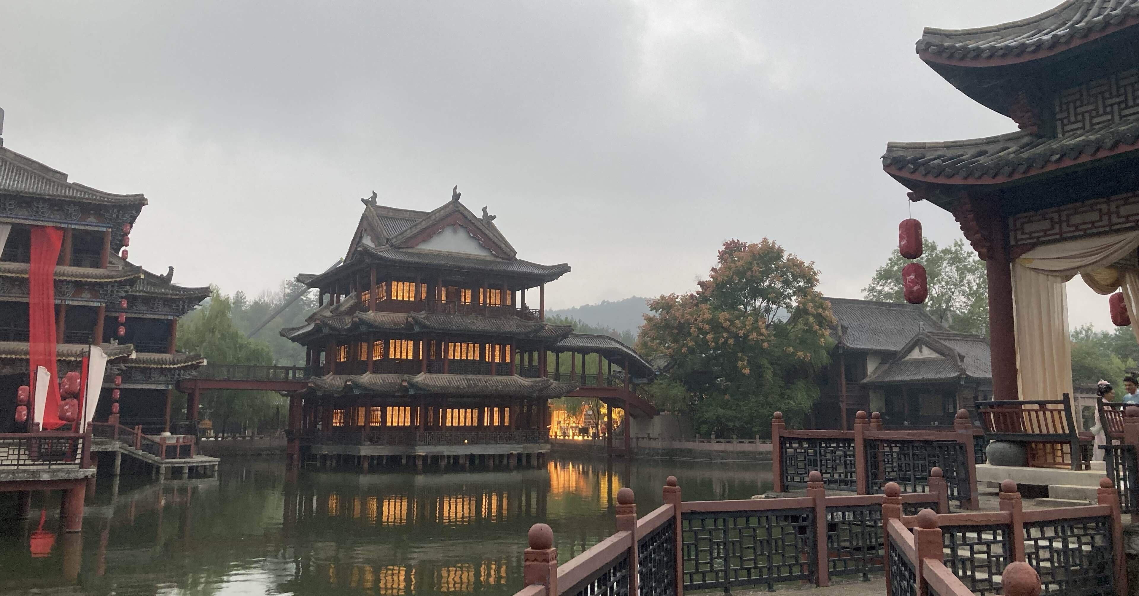 紫檀の置き物　50数年前に 中国(上海)旅行の土産です。 紫檀の置き物 50数年前に 中国(上海)旅行の土産です。