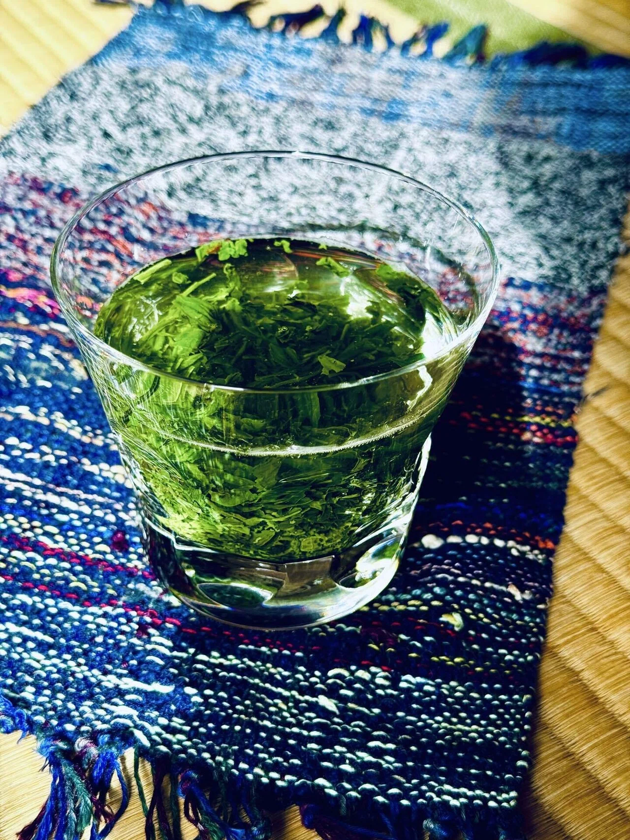 茶ウンセラーは 選んだ茶葉に水を注ぐ バカラのグラスにいれて 陽を当てたら 茶葉が輝きますよって 招かれた和室の縁側へ 光を翳すと ほら ...