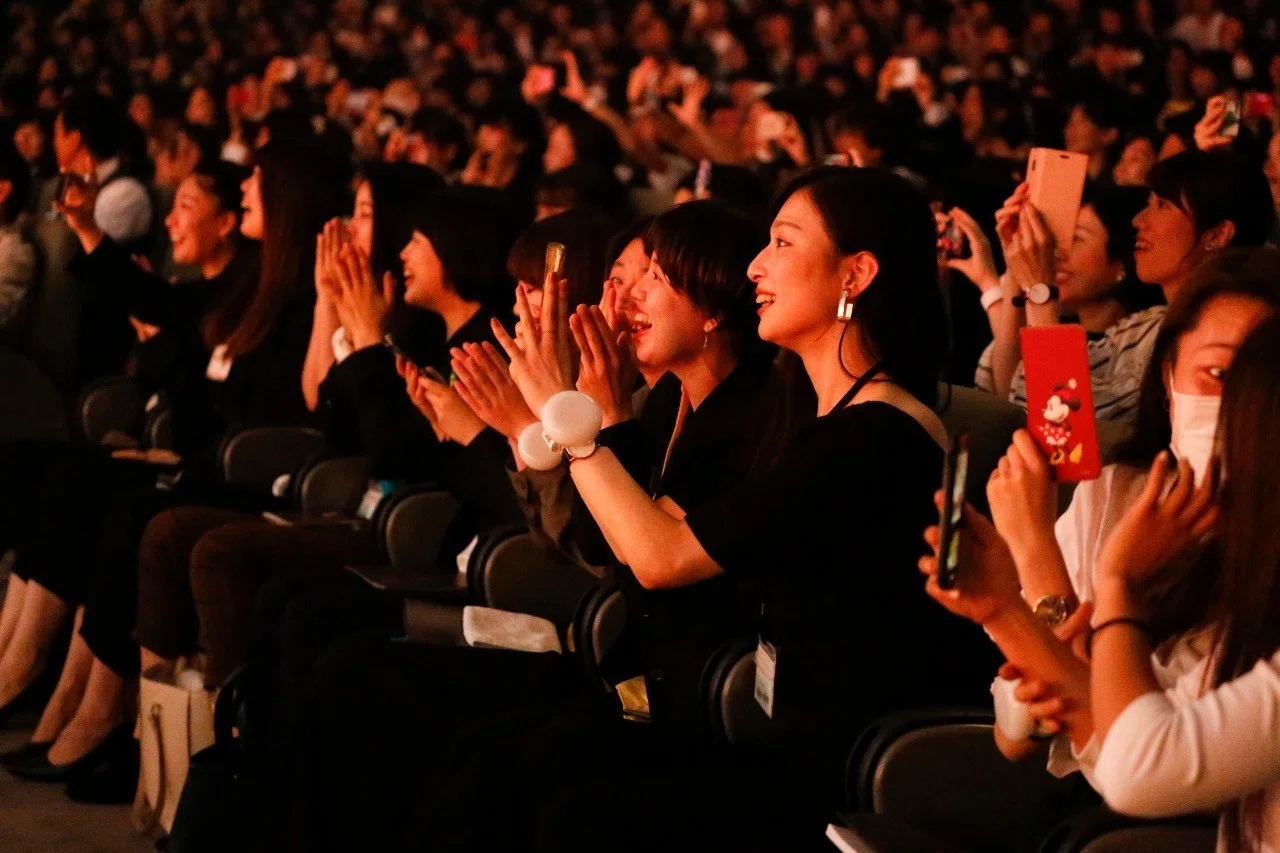 笑いあり涙あり 感動の Lava Grand Convention ホットヨガスタジオlavaの社員の強さと魅力は 共通する想い から Venture Bank Group 新卒総合職採用 公式 Note