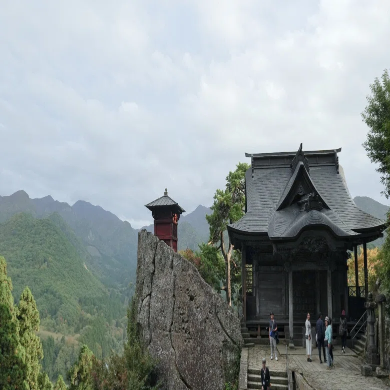 1000を越える石段を登り続けた【立石寺 in 山形】｜カズマ
