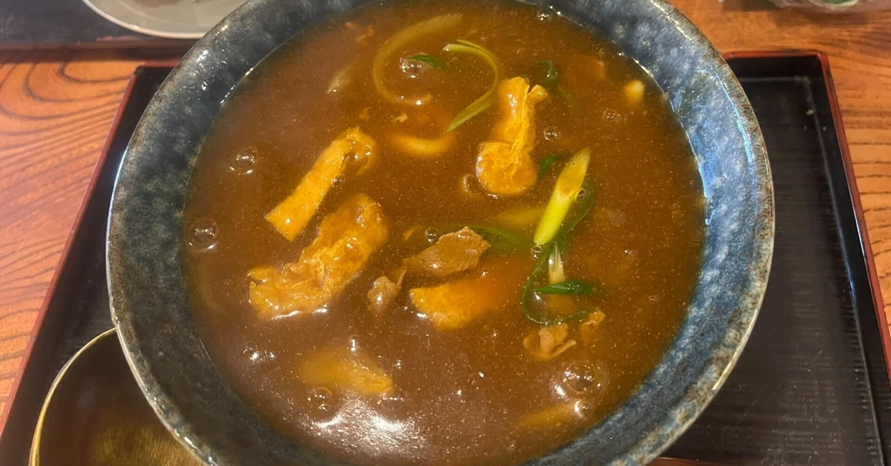 Lunch enjoying local specialties, curry udon, a satisfying taste that ...