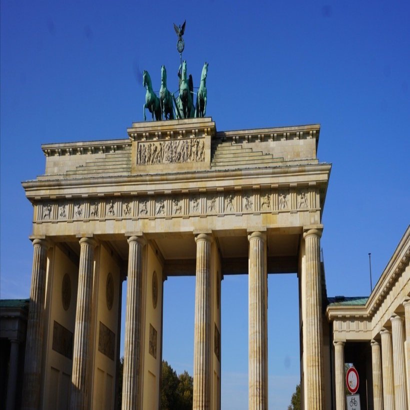 ドイツ統一のシンボルのブランデンブルク門の魅力【ベルリン】｜Ikumi