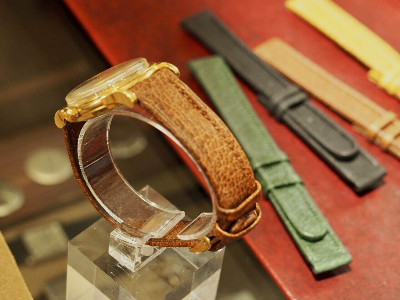 OMEGAシーマスターにふさわしいレザーストラップを。Axiom(アクシオム