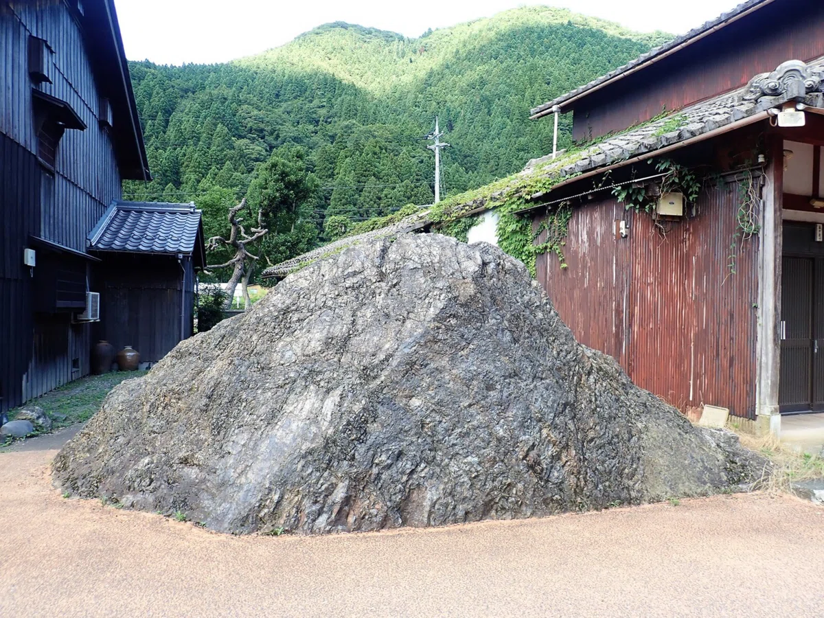 何の変哲もない岩の逸話に触れよう｜にんふぇあ