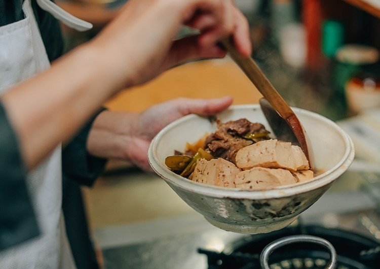 牛すじ豆腐の調理風景