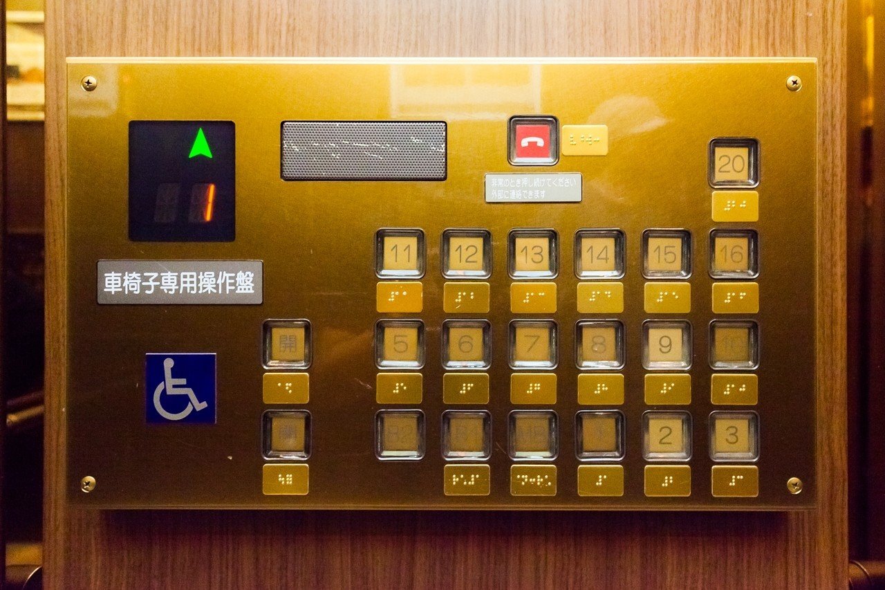 エレベーターの車椅子使用者用のボタン わたなべ Note