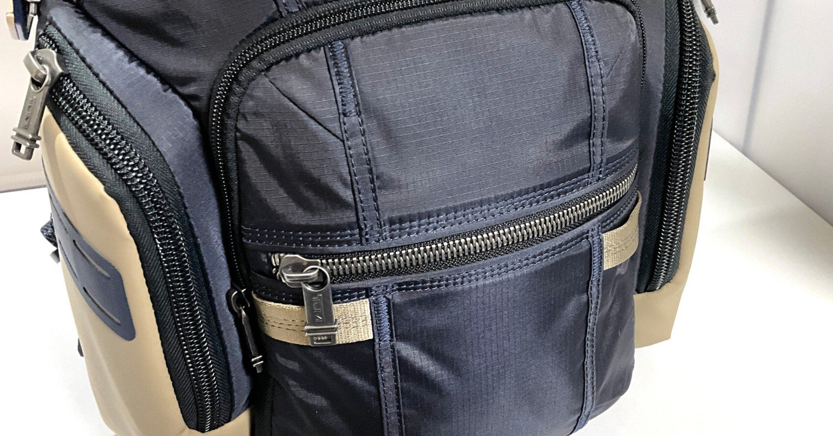 Tumi出品てやす 検証】 TUMIの「ALPHA BRAVO ナヴィゲーション」の偽物？を写真から