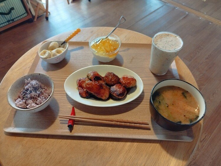 本日の朝食はピーマンの肉詰め＆シイタケの肉詰め、小松菜としめじと油揚げの味噌汁、黒米、バナナ、ヨーグルト、豆乳でグリーンスムージーです🤗ご覧いただき、ありがとうございます🙏