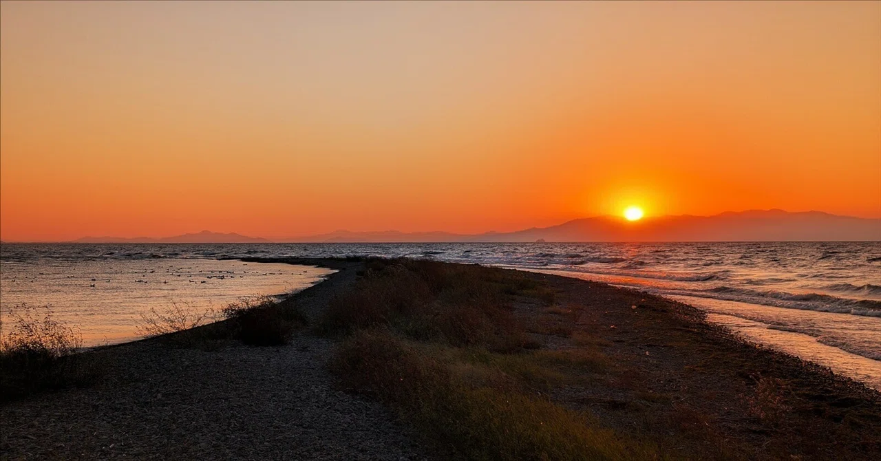 びわ湖の砂州で夕日撮影|annon