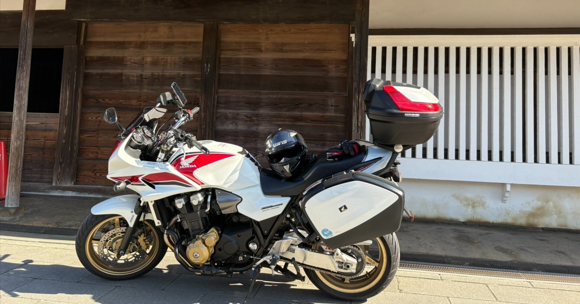 cb1300sf  車検1年以上あり 新車購入のホンダCB1300スーパーフォア。オイル交換も車検も自分で行っ
