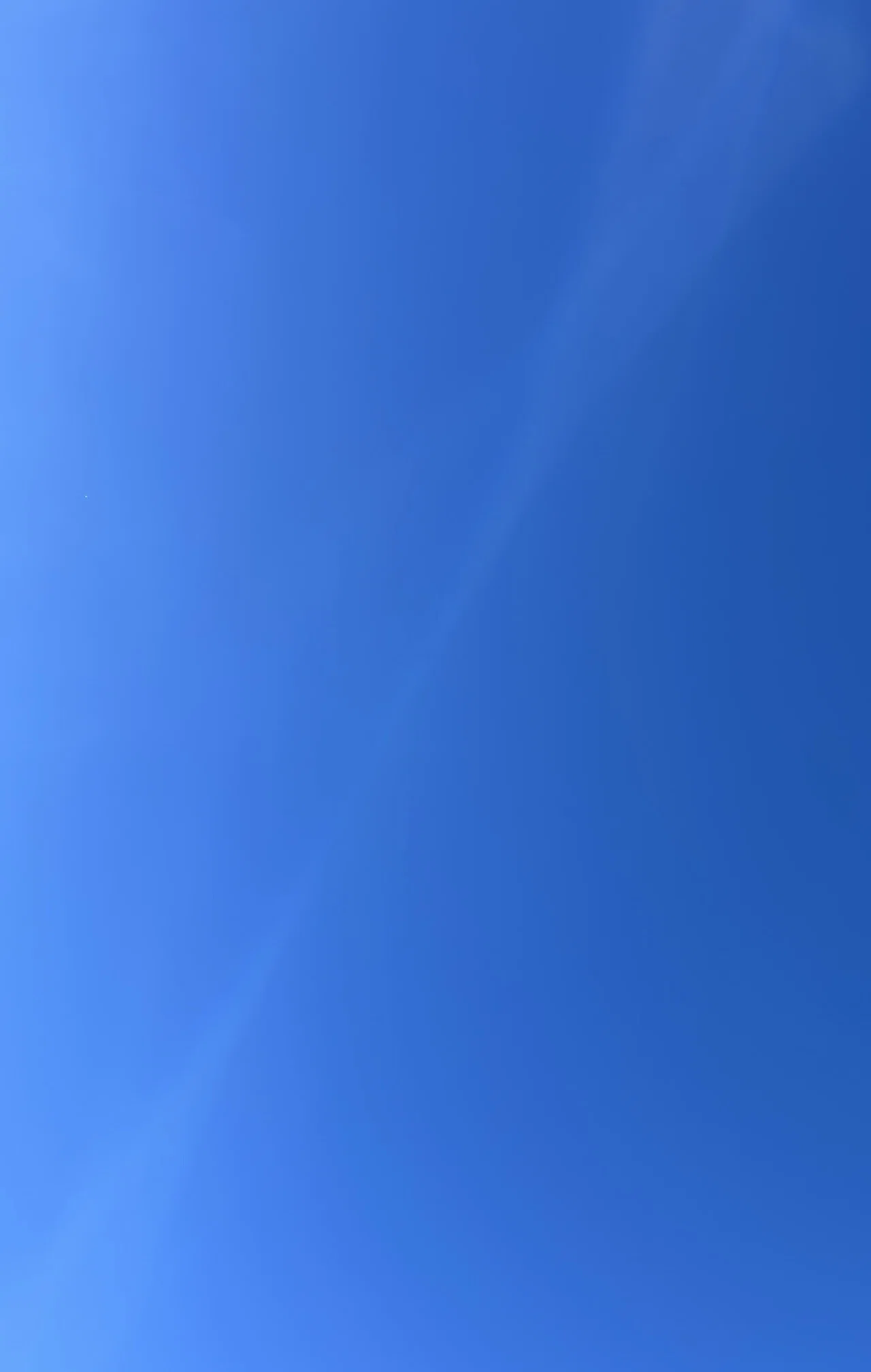 真っ青 とてもきれいな空 写真に撮ったら、なにか写ってる! 龍神さまが昇っているのかな🐉 先日、aiさんのところで、立派な龍神様の雲みたからか ...