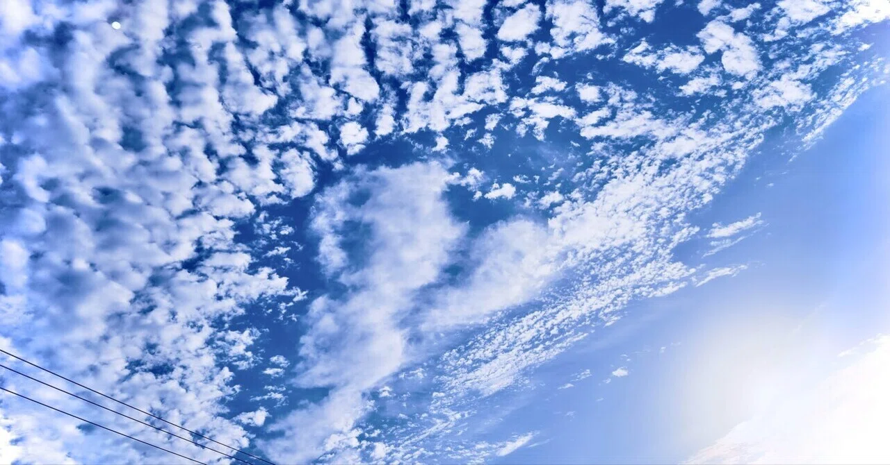 【空の写真】 無数のひつじ雲と太陽|アトリ