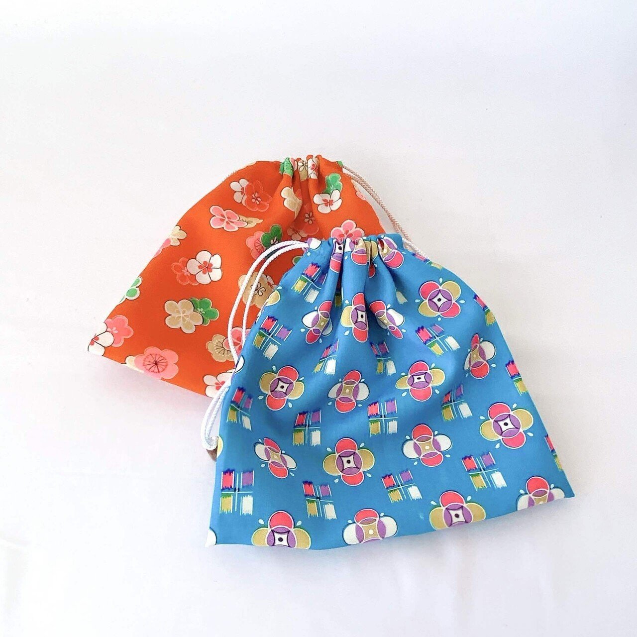 ３０５．着物リメイク、ウールから、可愛い模様、暖かい、ポケット付き、ワンピース、ゆったりサイズ 単衣ウール着物を洋服にも合うはおりものにリメイクしたよ❣️