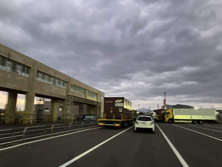 夫の運転で夜中じゅう移動して朝まだ暗いうちに港に着いて、やっと明るくなってきた。