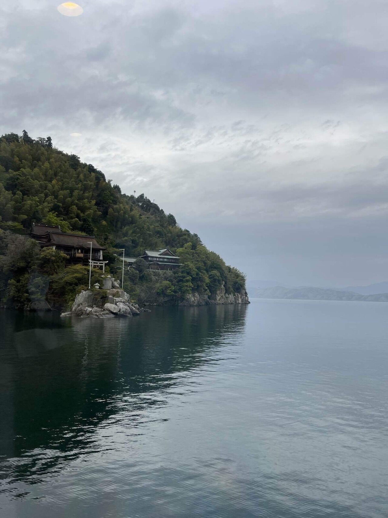 琵琶湖に浮かぶ国宝の島〈竹生島の記録〉｜結城一縷