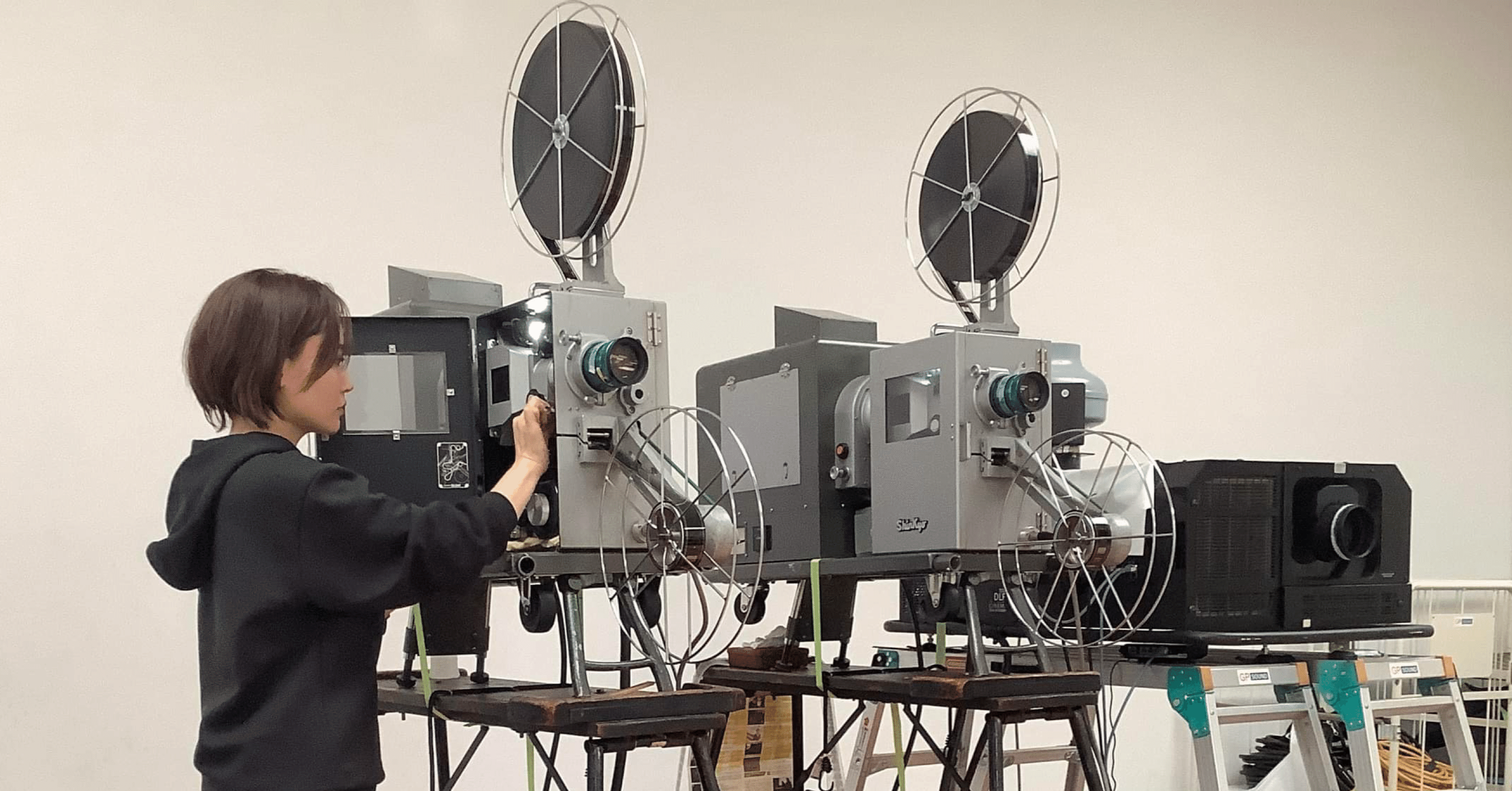 映写ワークショップで移動映写機