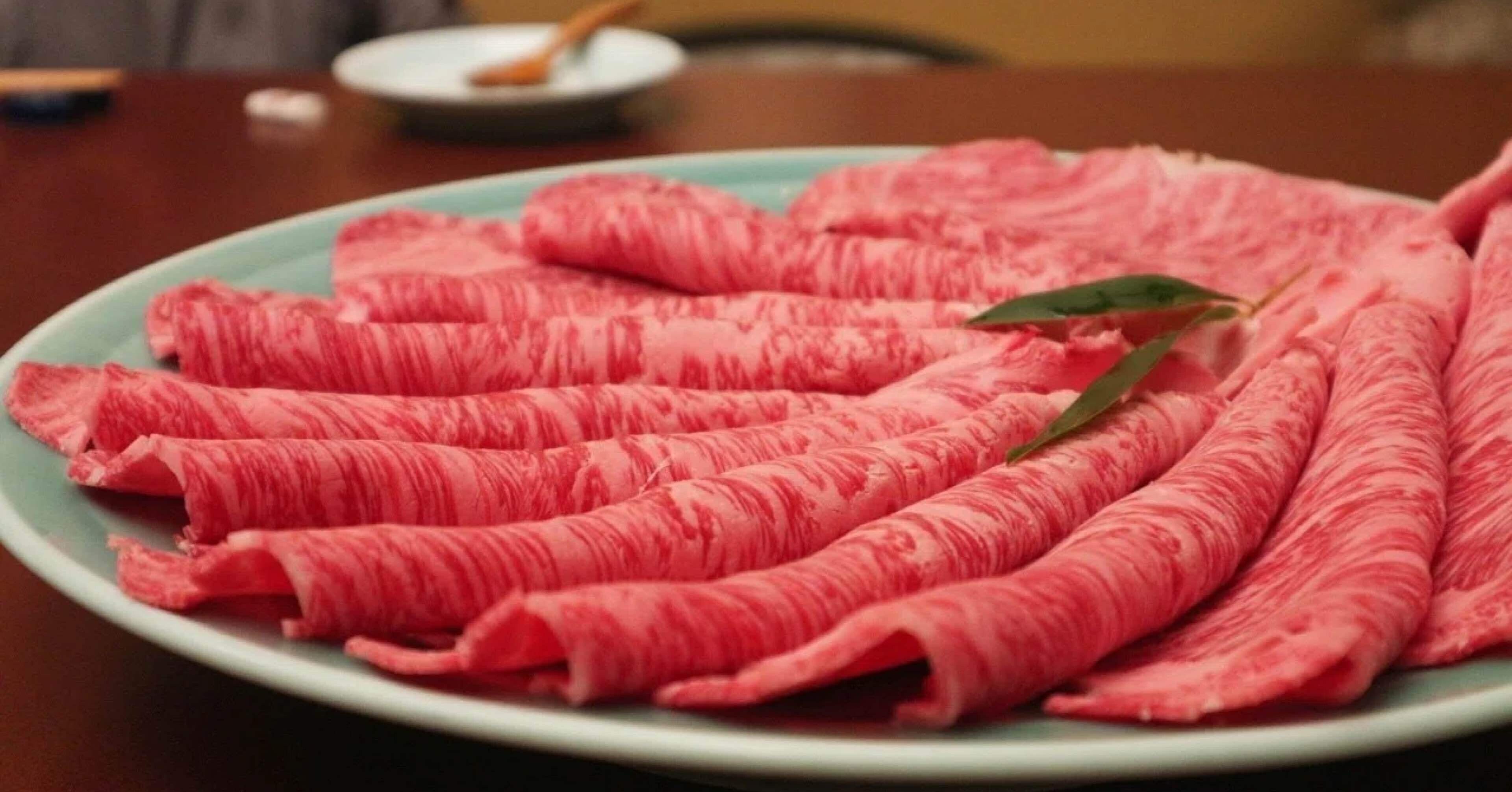 🍲「家族で楽しむ週末のすき焼きパーティー：厳選和牛で特別なひととき