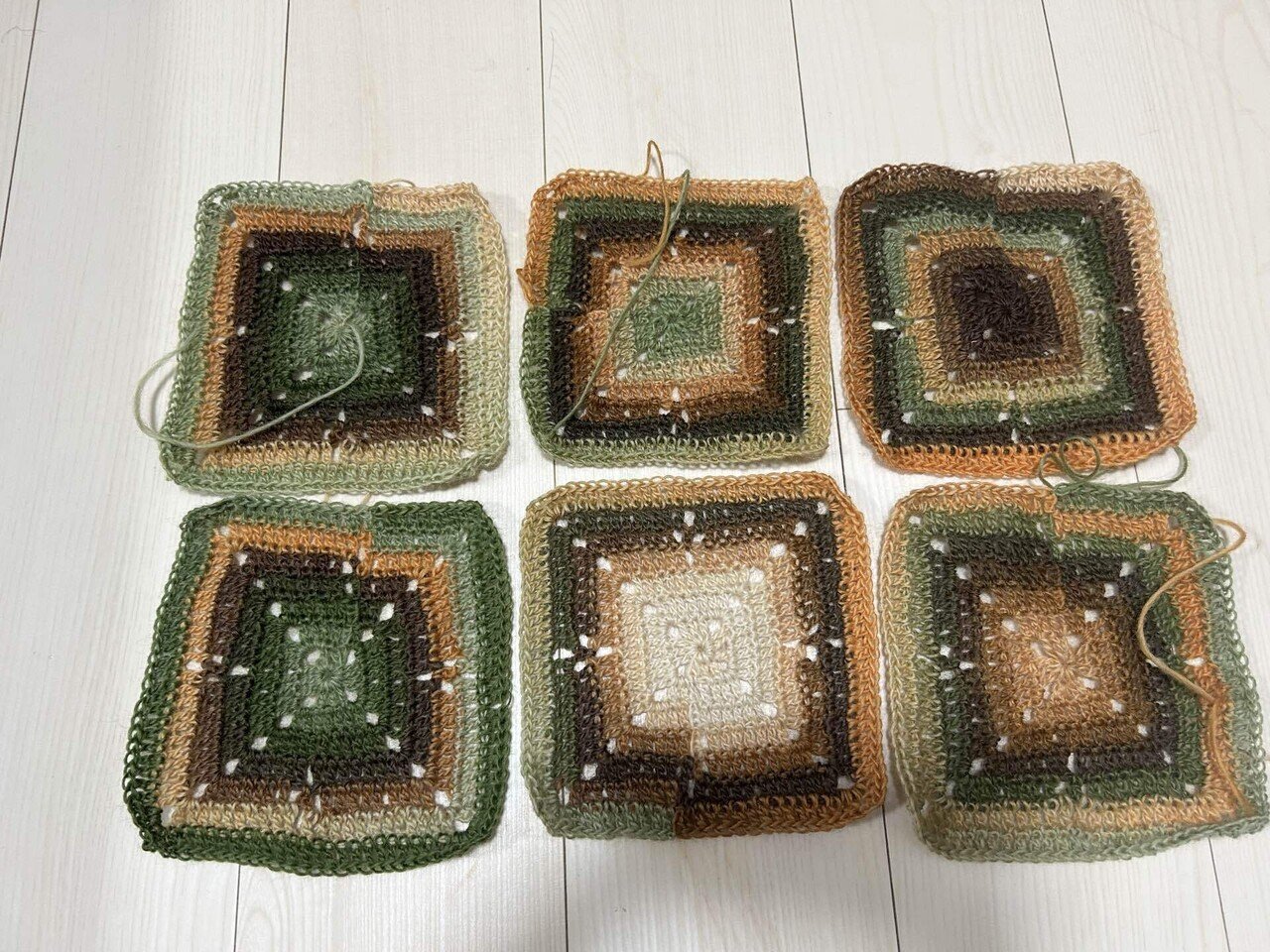 R4-0050）ロイヤルコペンハーゲン 編み物をする少女 フィギュリン