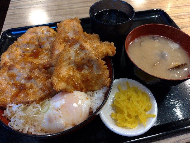 Jr神田駅の南西方面にある 鎌倉橋 天次郎 でお昼ご飯 ワンコイン500円の親子天丼を食べてきましあ 薄めではありますが 鶏の天ぷらが4枚も入っていて半熟卵や葱が載った天丼で美味しかったです H まるぞう Note