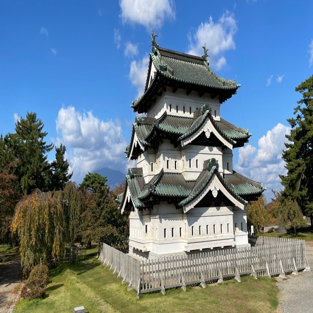 今だけちょっとズレてる北の現存天守 弘前城 青森県弘前市｜龍造寺文庫