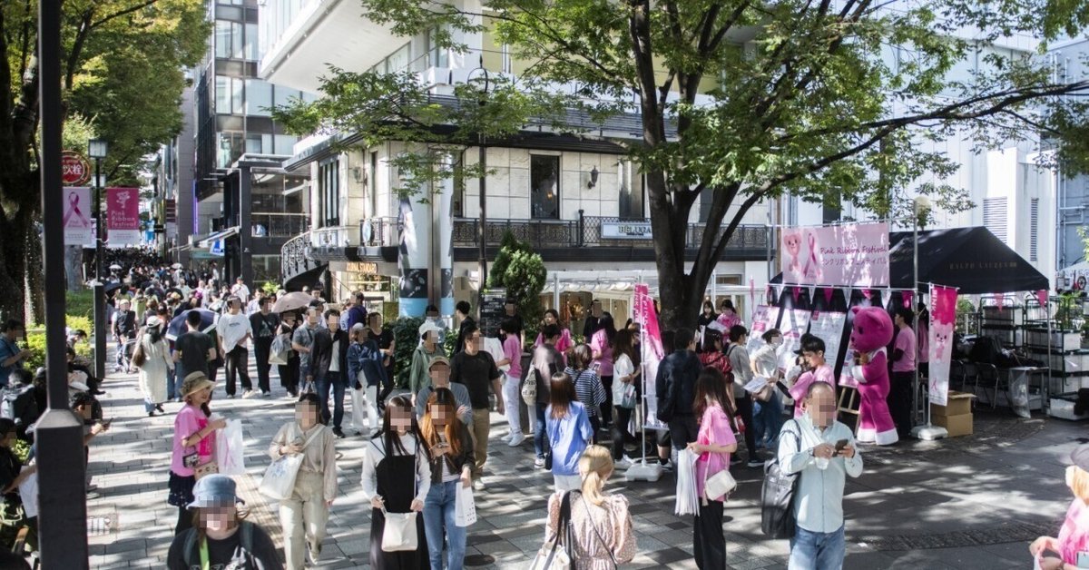「表参道まちかど庭園」をステージに、乳がん検診を啓蒙するイベントの様子をモモがレポート
