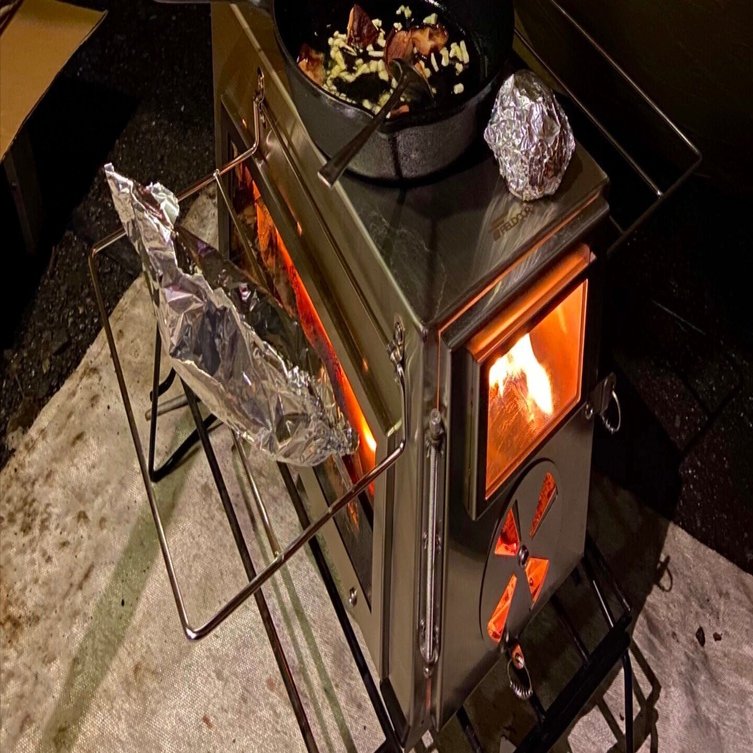 コンパクトでも頼りになるFIELDOORの薪ストーブ導入！〜ちゃんと暖かっ