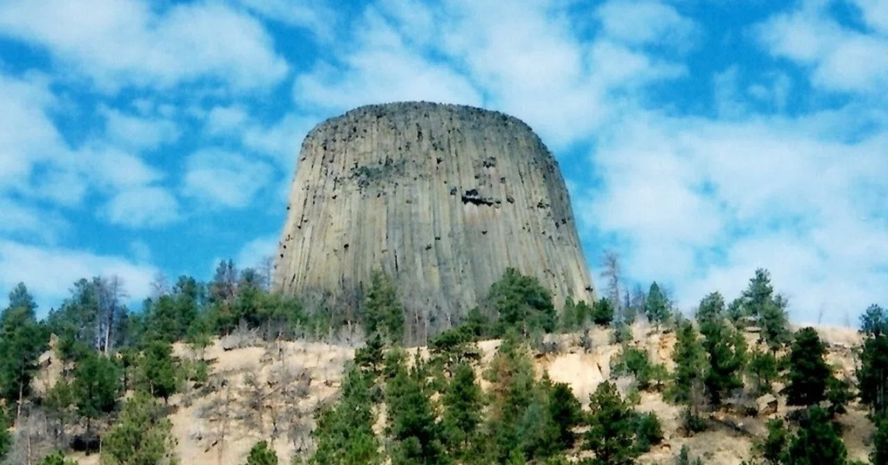 アメリカで出会った１００の光景 No 42 大自然の絶景 熊の爪痕が残る 巨大な岩 デビルスタワー シカノミエ Note