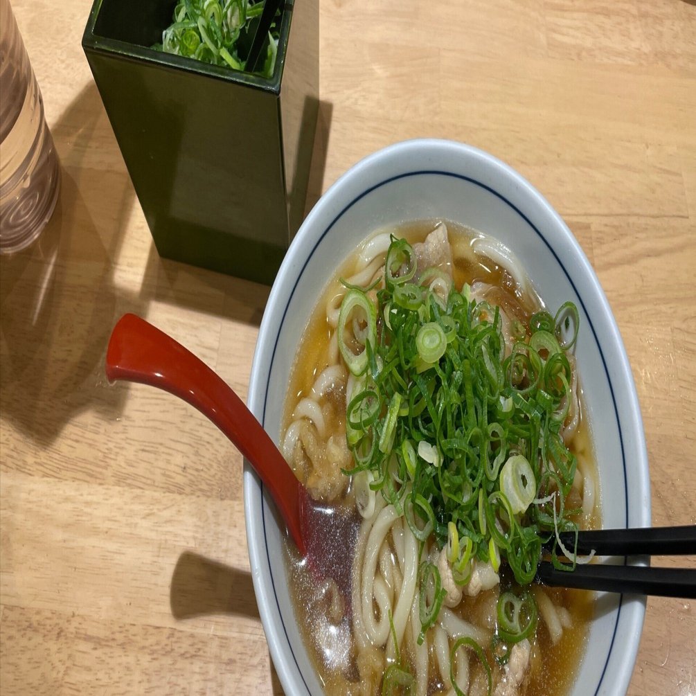 ウエストの「豚肉得うどん」は卓上の無料ネギで悪魔的な美味さになる