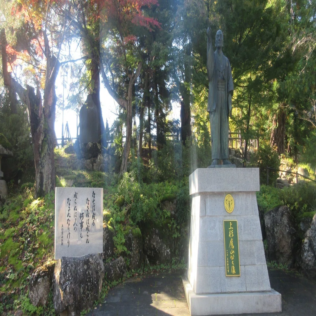 山形県米沢市最新な 大東亜戦争中前後の神社が図柄の銭 切手20枚ハガキ12枚 □現品画像□ 田沢型旧大正毛紙 13銭額面 単片 美～並品 | 通常切手