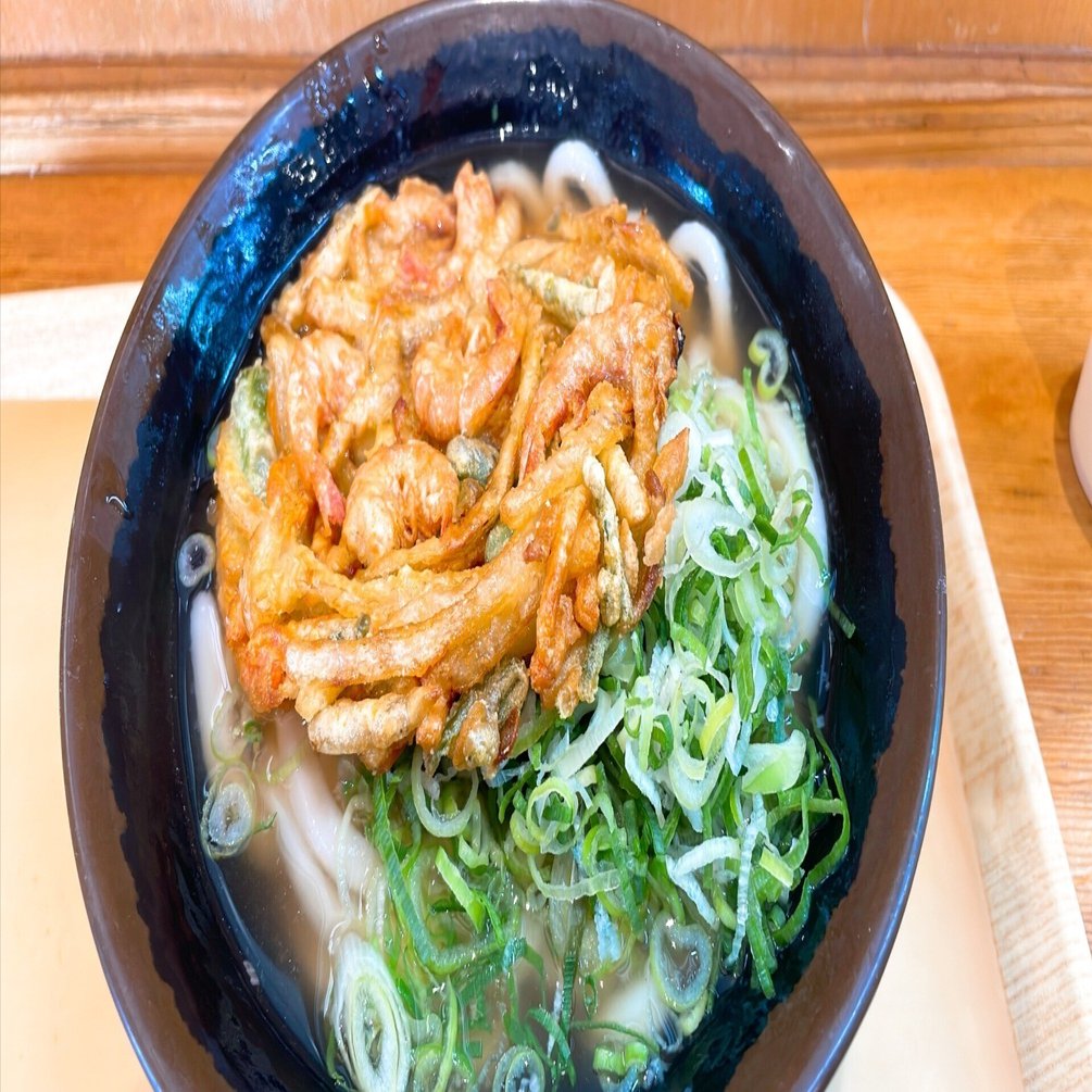 牧のうどん「野菜かき揚げうどん」は、最後の最後まで崩れない