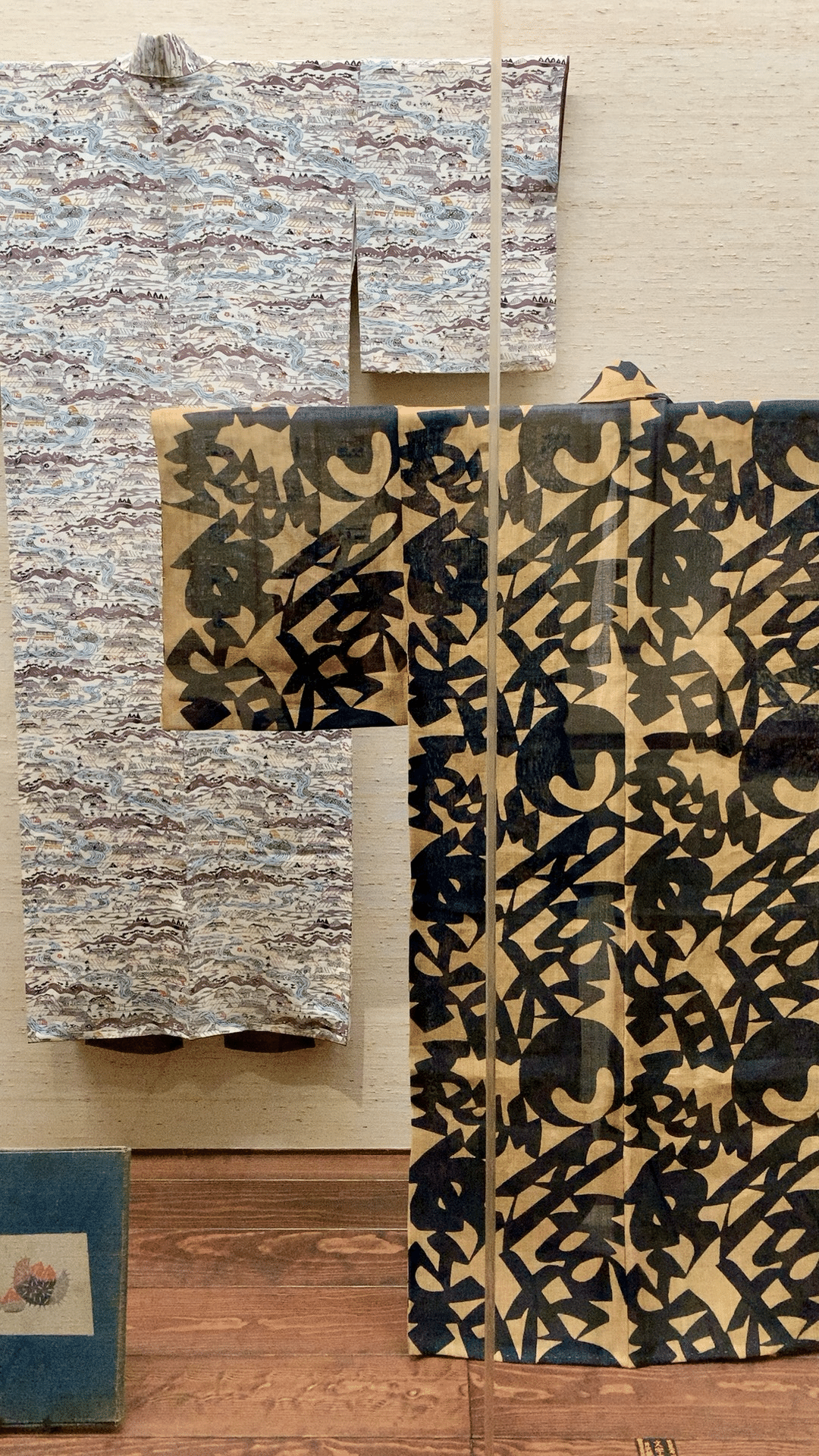 値下げ‼️芹沢 銈介　板絵　『打てやもろ手を』 芹沢銈介 型染板絵 『人物図』 ｜骨董品買取 緑和堂