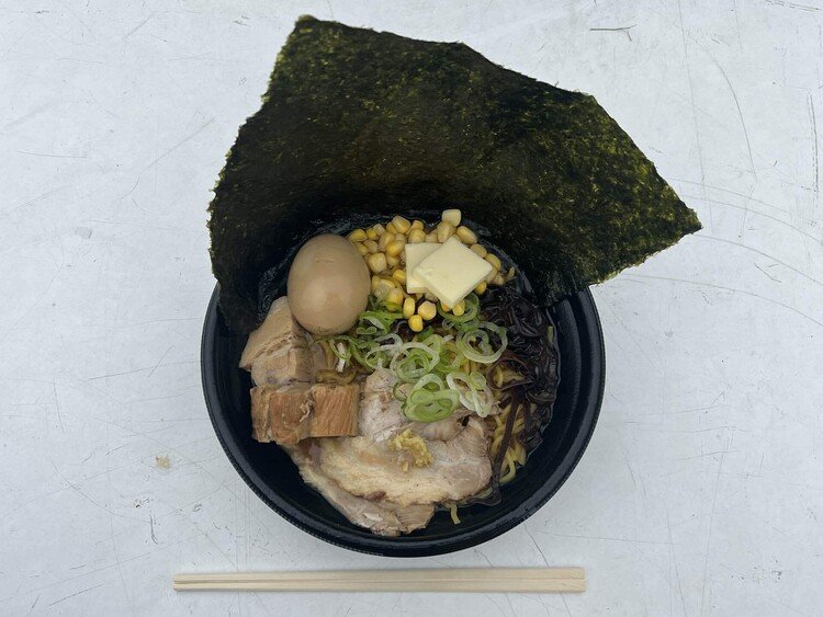 今日の昼食はラーメンひろしまスタジアム2024の綱取物語の炙り角煮札幌味噌ら〜めん。なまら乗せ。