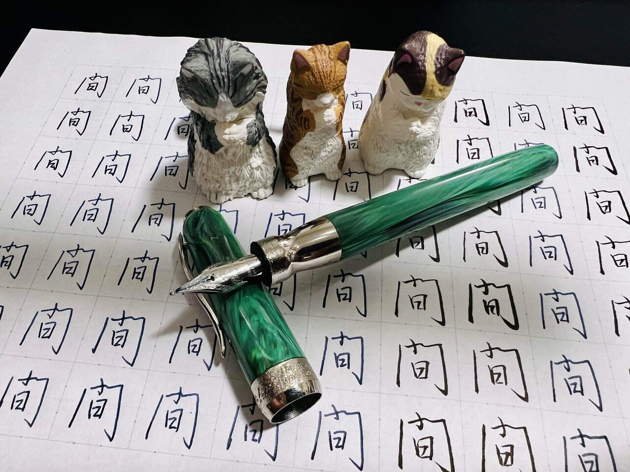 新品未使用 廃番 ピナイダー ジェムストーン 万年筆 マカライトグリーン ニブF 新品未使用 廃番 ピナイダー ジェムストーン 万年筆 マカライト