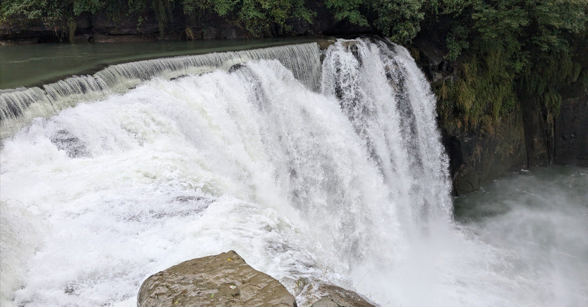 秘瀑 : 台高山脈珠玉の渓 4K空撮】31県内一の高さを誇る玉簾の滝〈やまがた景観物語〉 - YouTube