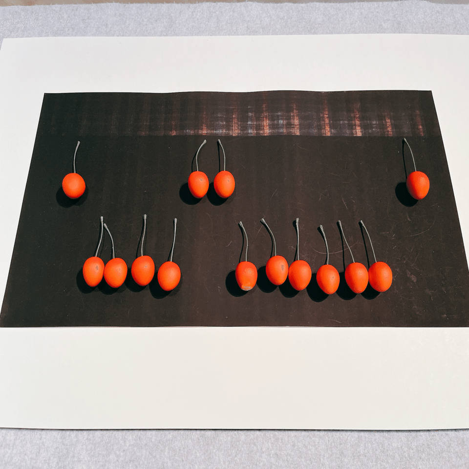 黒と色彩の重なり「黒の中の色彩―カラーメゾチントを探る」ミュゼ浜口