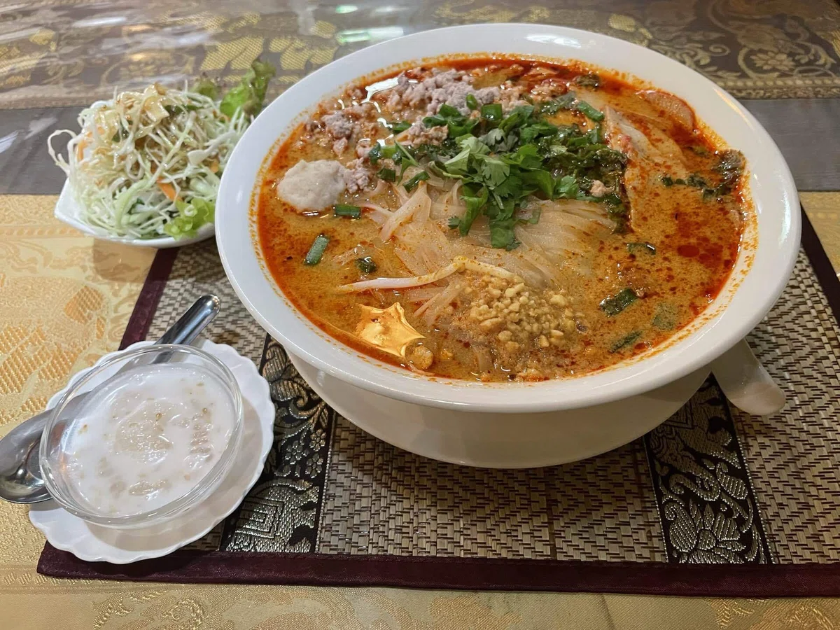 昨日、地元のタイ料理店で食事。クイティオトムヤムセット(センレック 