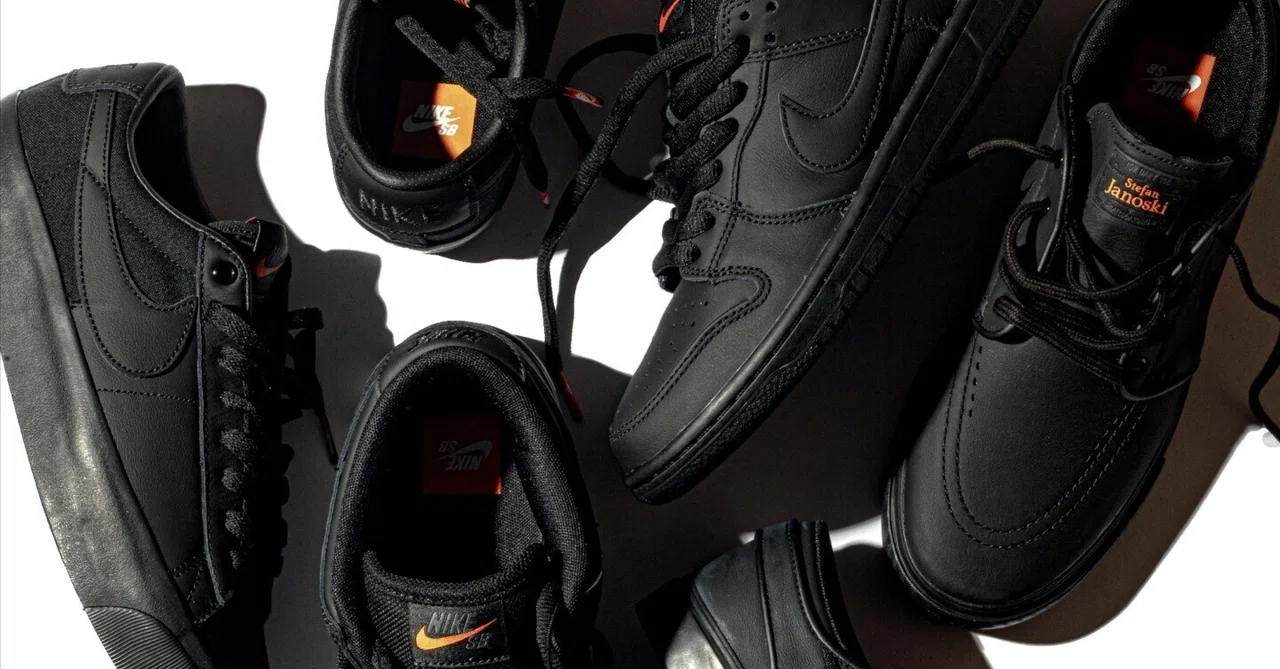 オレンジの夕日に照らされるオールブラックのNIKE SBシューズ