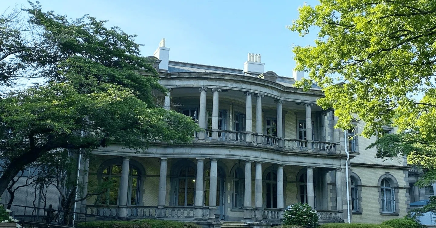 メディア掲載】清泉女子大学本館の旧島津家本邸（重要文化財）の記事が