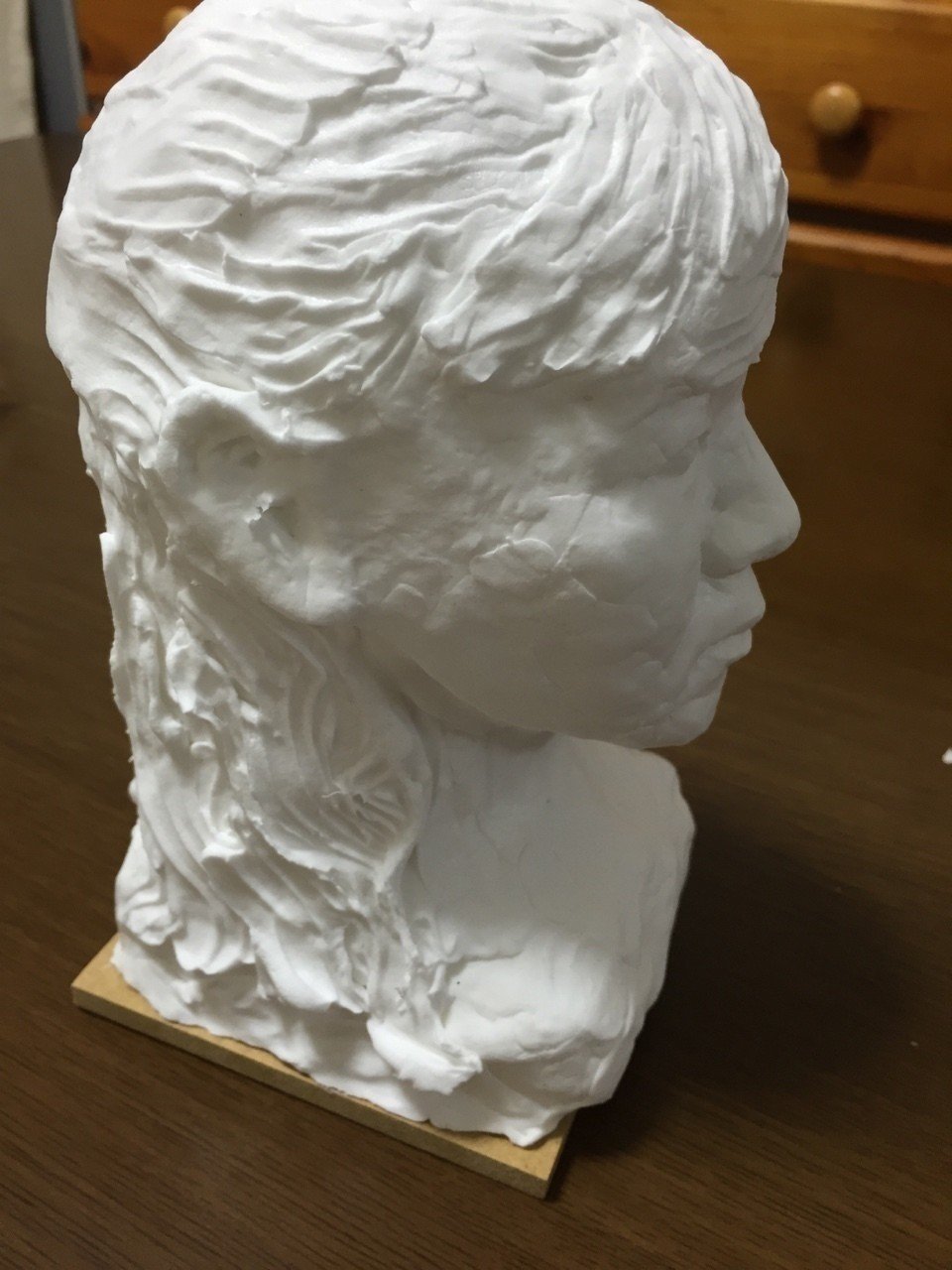 紙粘土の頭像せいさくちゅ。｜マユ | 会いにゆく親子写真屋さん