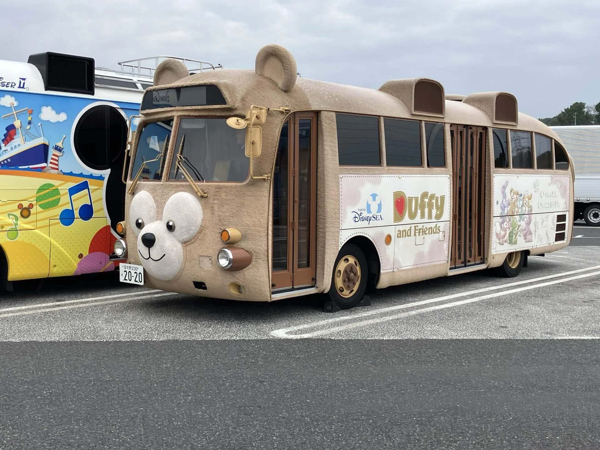ダッフィーバス😍先日、広島に向かう山陽道で🚙の横を面白いバスが走っ