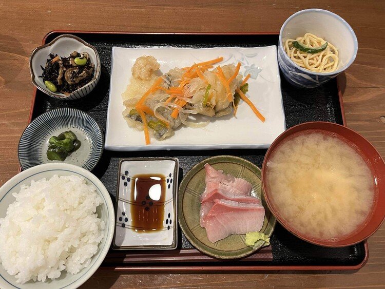 今日の昼食は広島市中区小町のうお市の特選日替り 魚の南蛮漬け。