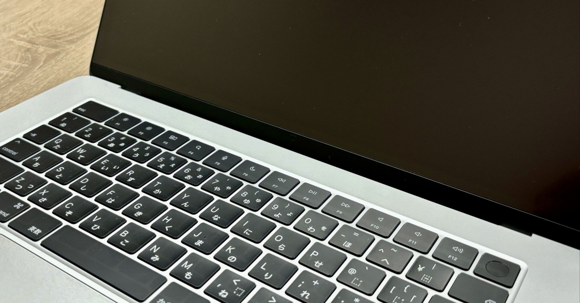 Macデスクトップ chumn MacBookをデスクトップ化！クラムシェルモードのやり方と必要なものを