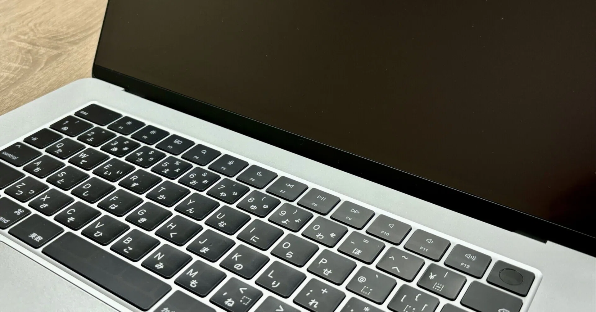 MacBookをデスクトップ化！クラムシェルモードのやり方と必要なものを