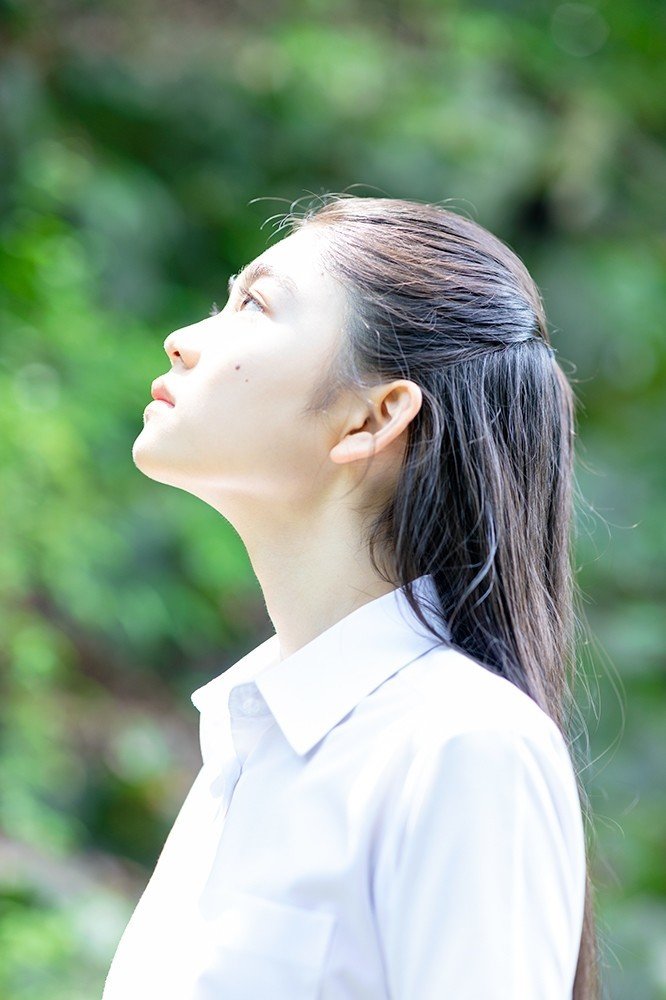 25 見上げる 横顔 女性 横顔 見上げる