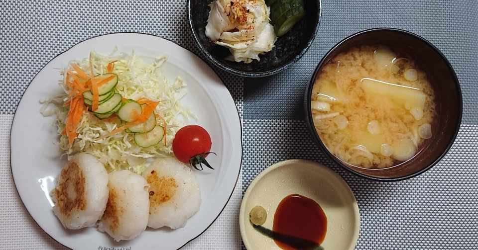 夕ご飯はわさび醤油で大根餅 千切りキャベツサラダ 白菜漬けとキュウリのぬか漬け お芋のお味噌汁 ๑ ๑ ﾓｸﾞﾓｸﾞ ウズ Note