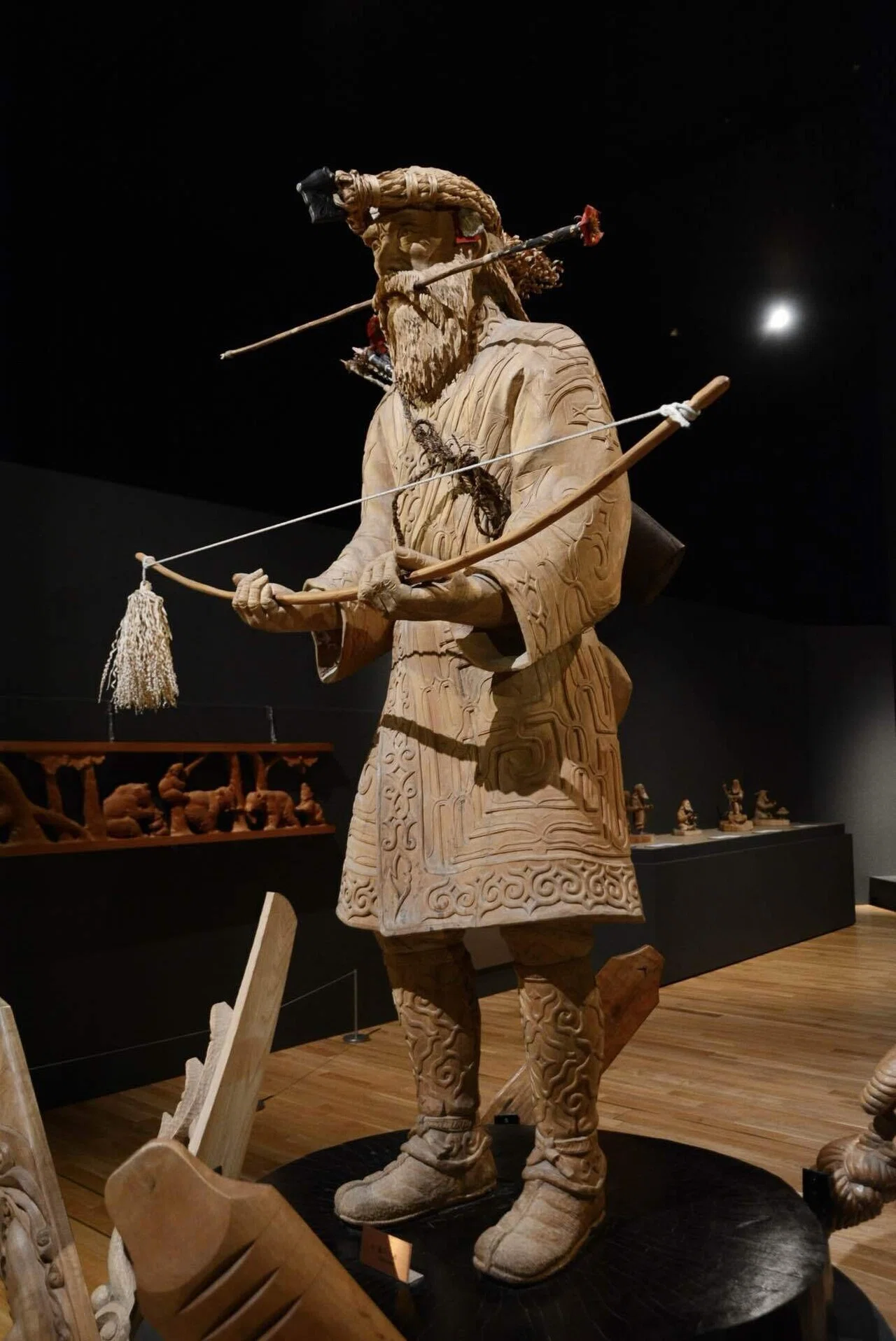 戦前の空気を纏う｜アイヌ民族 木彫戦士像｜刺繍衣装・槍持ち｜台座銘板付 古民藝 旅行】仙台苫小牧ドンブラコ −19− アイヌのモノづくり｜黒坂 佳之
