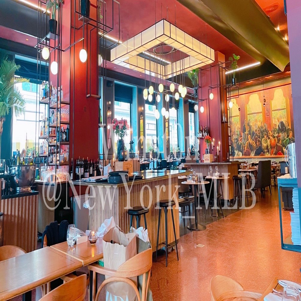 オスロの椅子 (赤) 【公式通販】