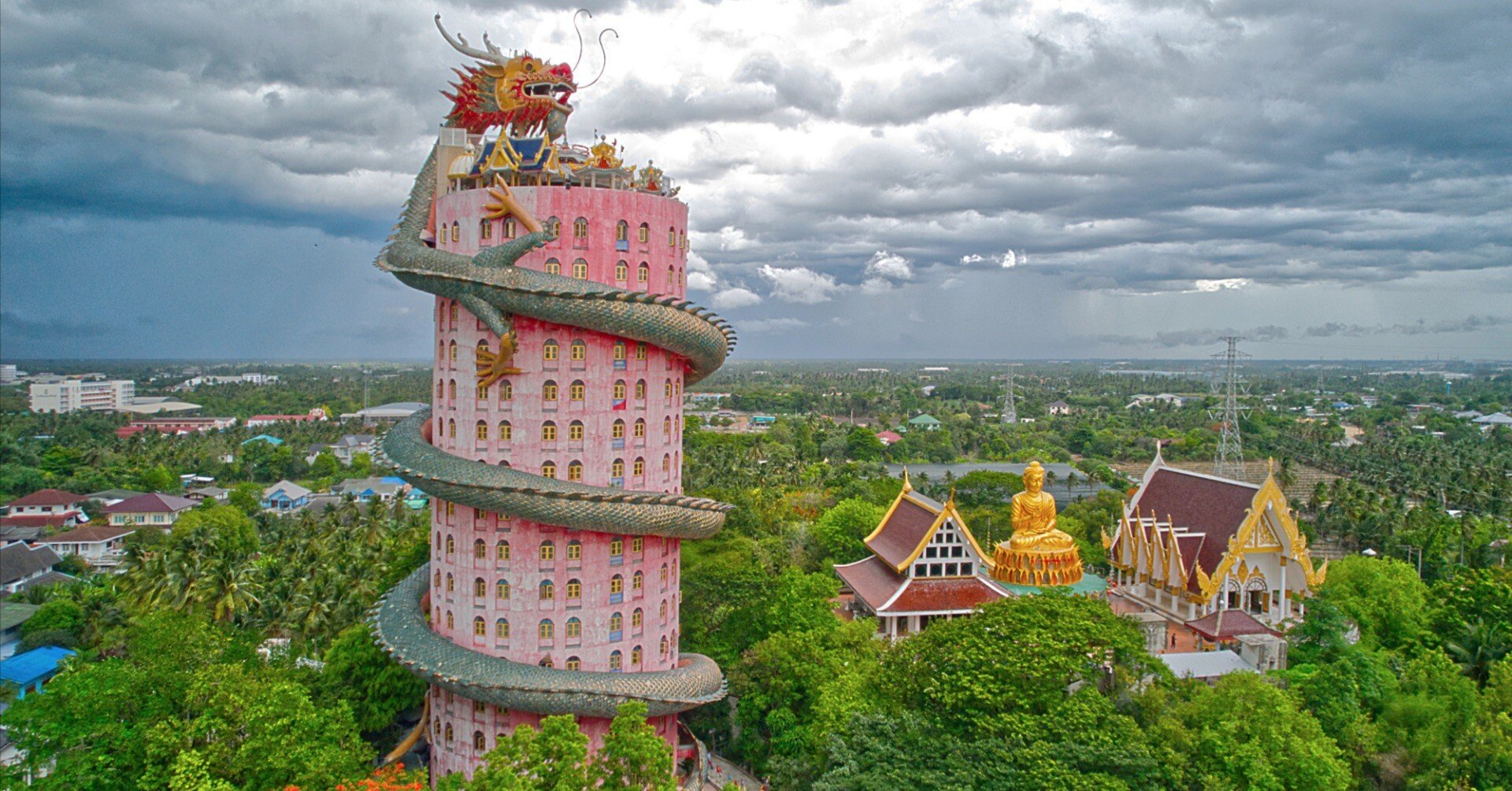 ワットサンプラーン（ナコンパトム）｜ピンクの塔に龍が巻きつくタイの